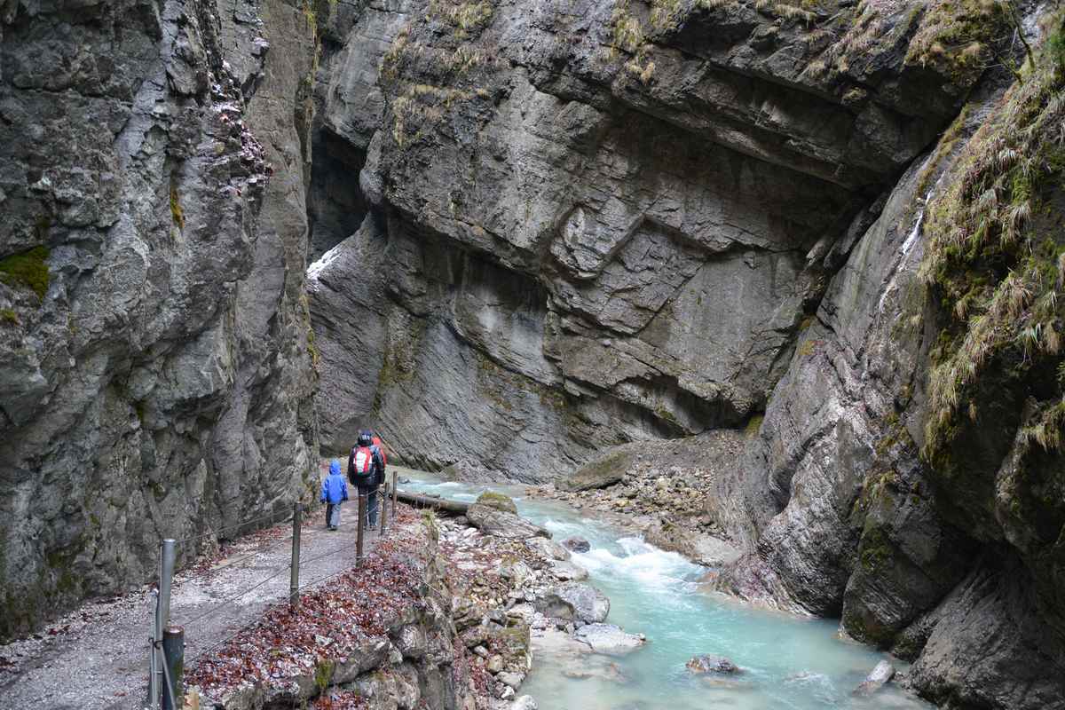 In der Partnachklamm wandern im Wettersteingebirge