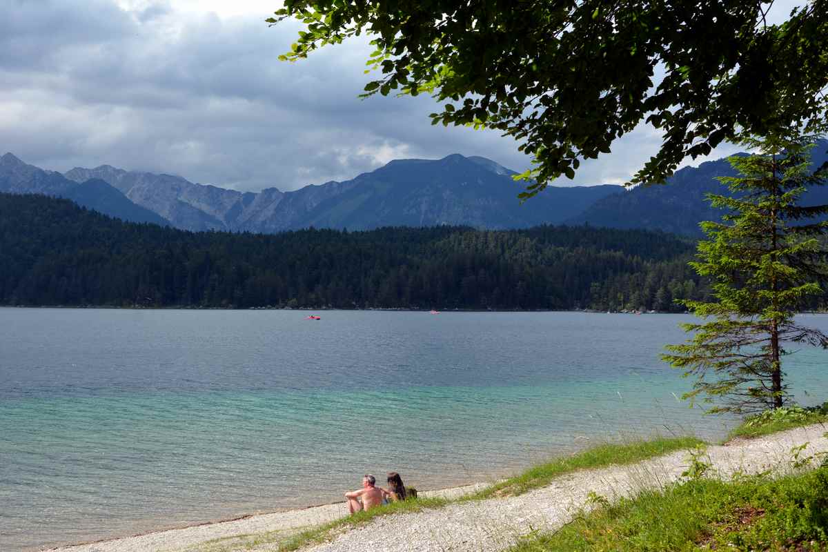 Der Kiesstrand zum Baden am Eibsee - der türkisgrüne See im Wettersteingebirge
