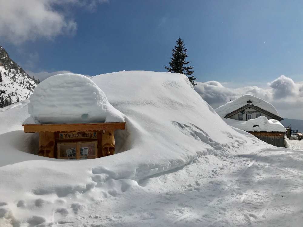 Weitwandern Winter zur bekannten Hütte im Wettersteingebirge