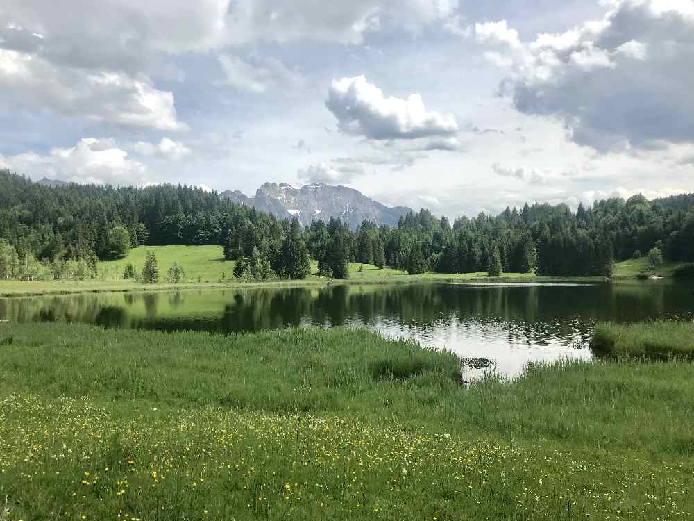 So schön liegt der Geroldsee in Bayern, Blick auf die Berge