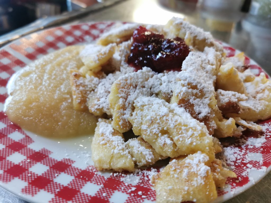 Der Kaiserschmarrn auf der Wettersteinhütte - dafür kommen sehr viele Leute auf die Hütte