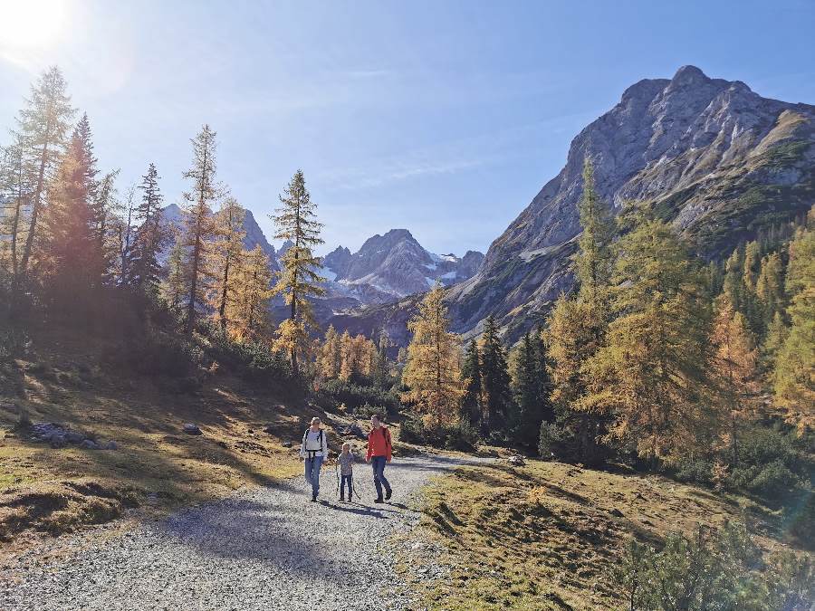 Im Wettersteingebirge wandern mit Kindern - im Herbst beim Seebensee