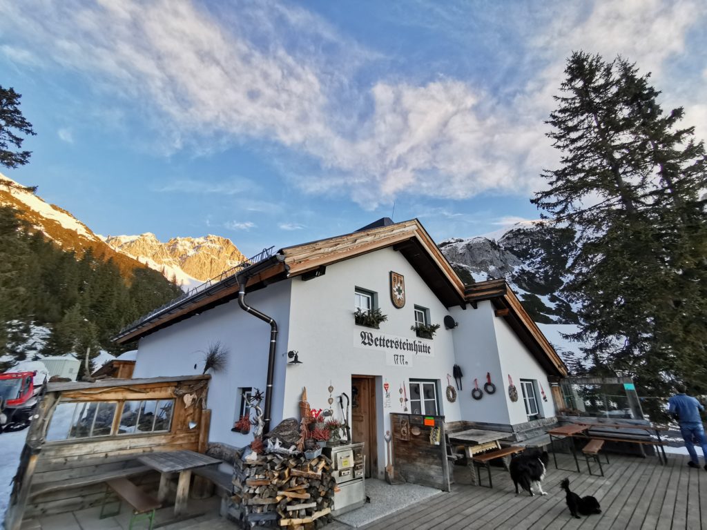 Die Wettersteinhütte - hinten das Wettersteingebirge im ersten Sonnenlicht am Morgen