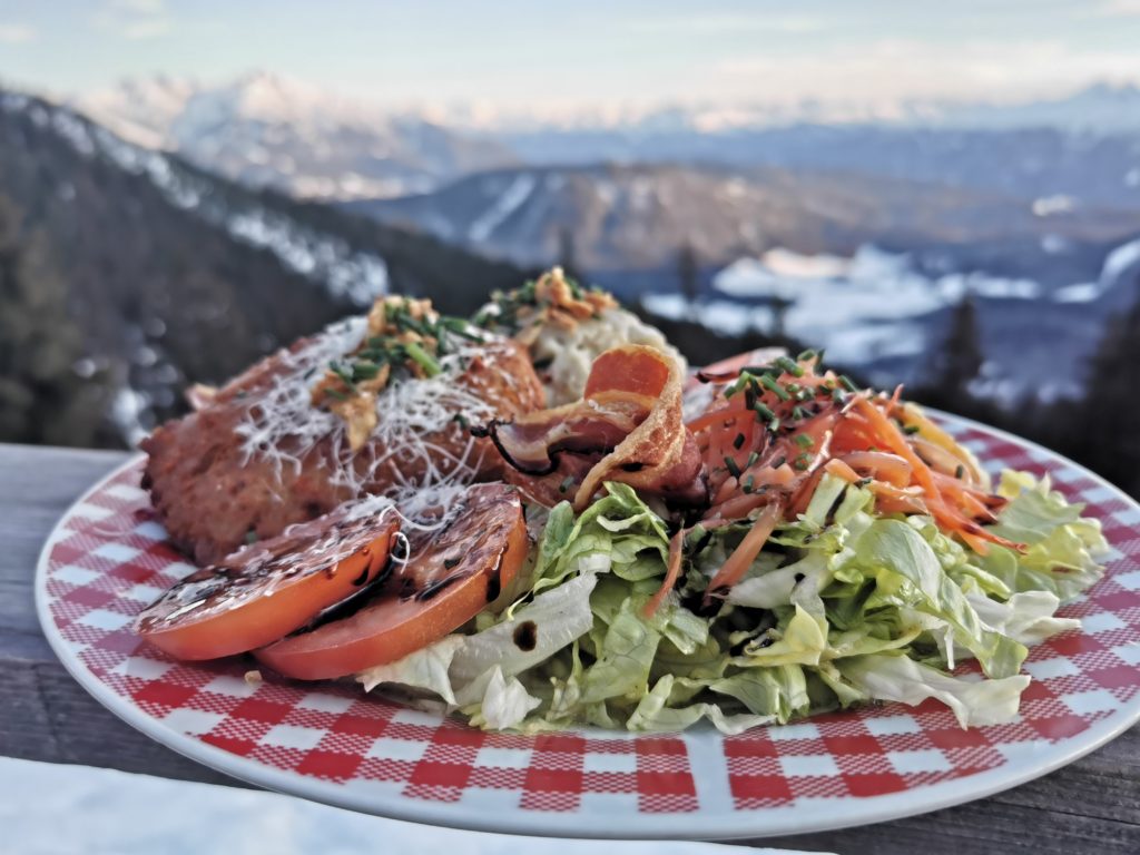 Gut essen auf der Wettersteinhütte: Salat mit Knödeln