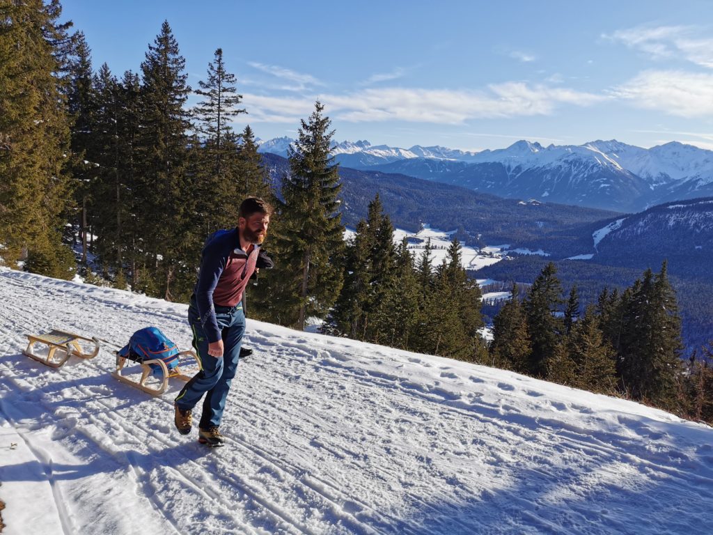Winterwandern Wettersteinhütte - mit toller Aussicht Richtung Hütte