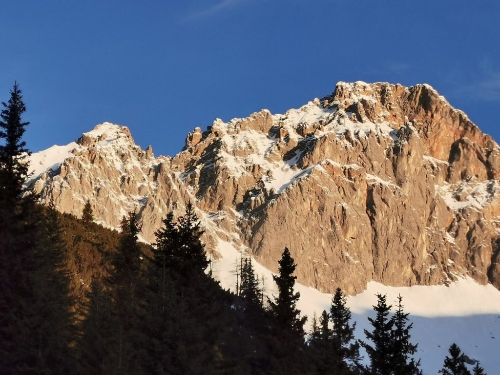 Auf die Zugspitze wandern ist anspruchsvoll - hier die Übersicht der Touren