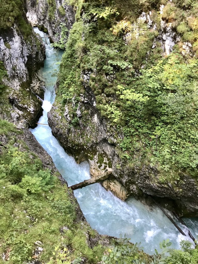 Eine vielbesuchte Klamm in Bayern - ohne Eintritt: Die Leutaschklamm