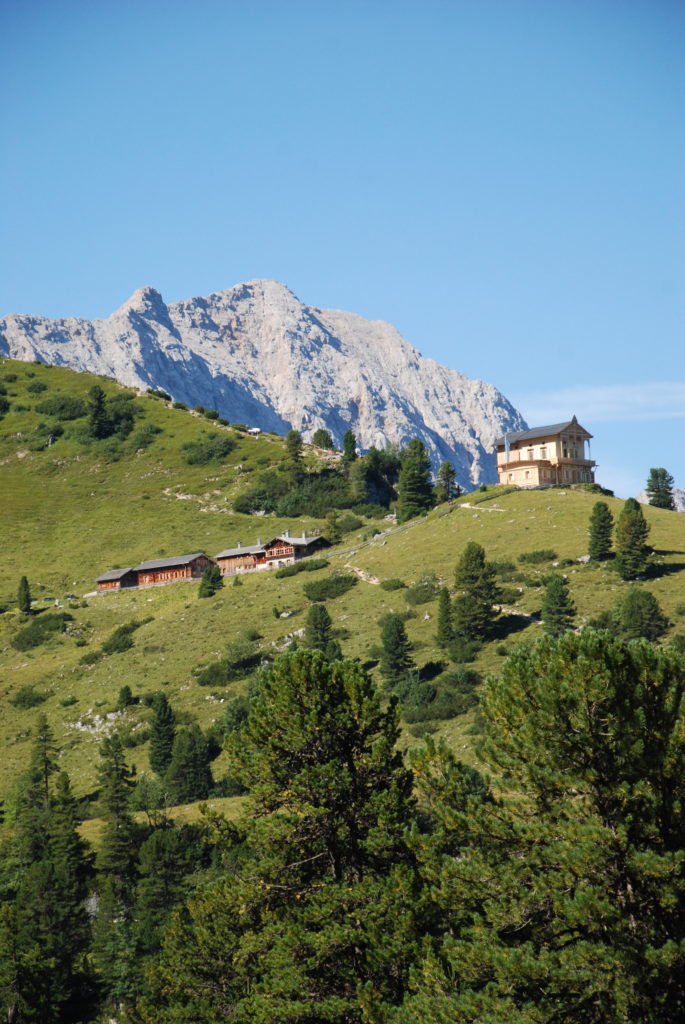 Das Schachenhaus links im Bild, rechts das Schachenschloss