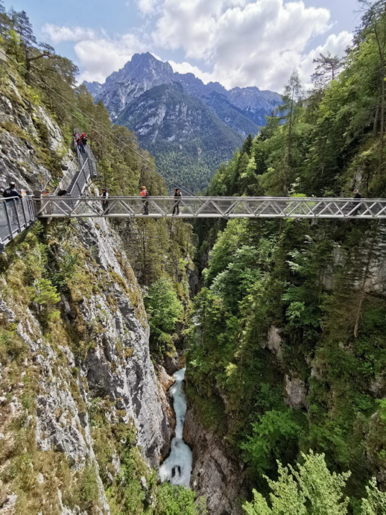 Hier kannst du aus der Leutaschklamm auf das imposante Karwendel schauen