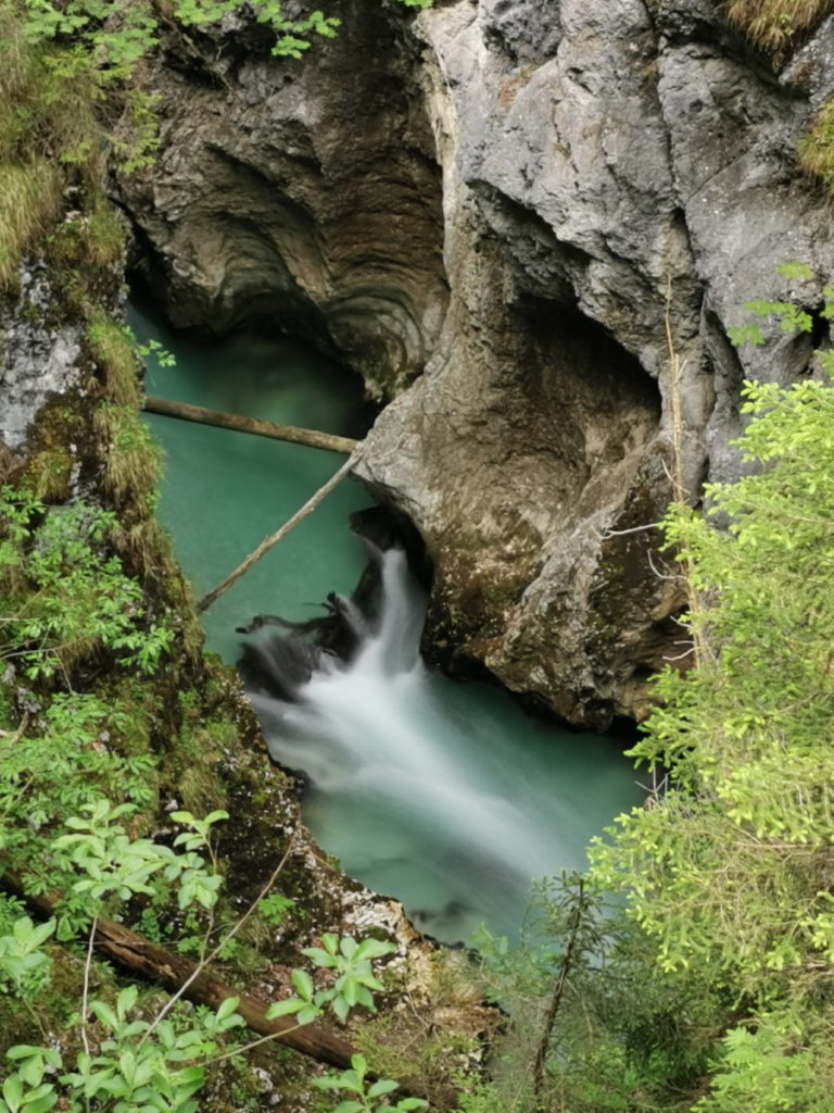 Immer wieder sind kleine Wasserfälle zwischen den türkisblauen Gumpen zu sehen