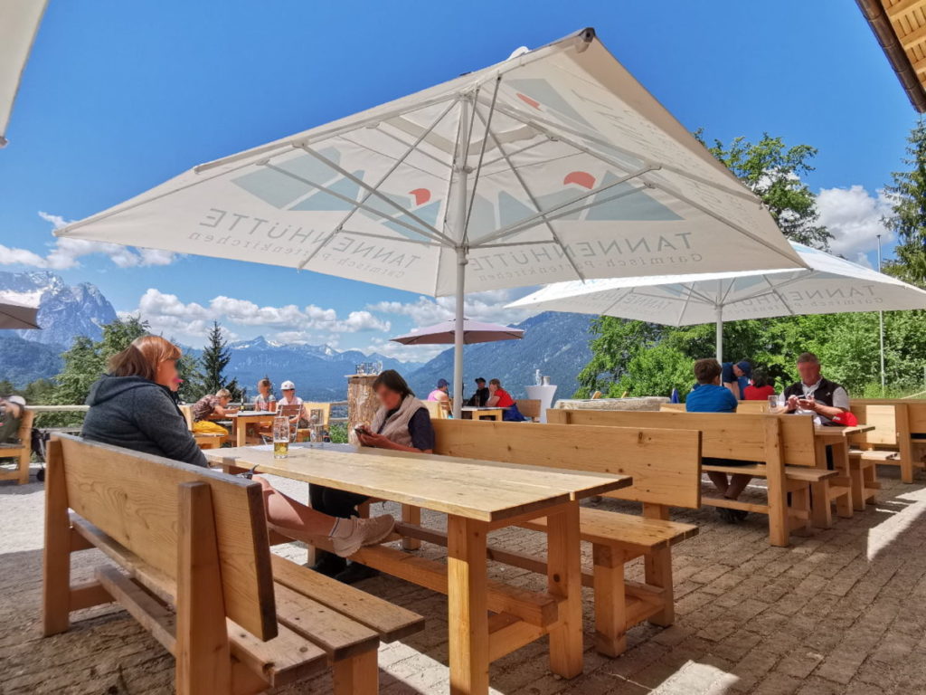 So kannst du auf der Tannenhütte sitzen und den Ausblick genießen