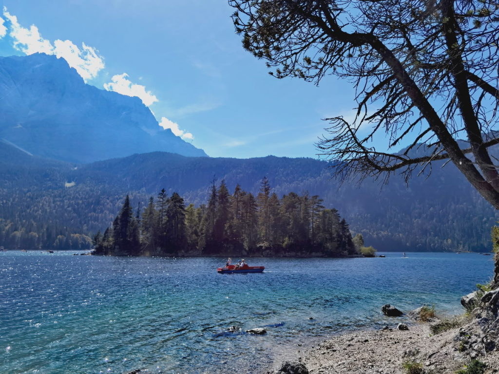 Der Eibsee hat viele Inseln - hier die Sasseninsel