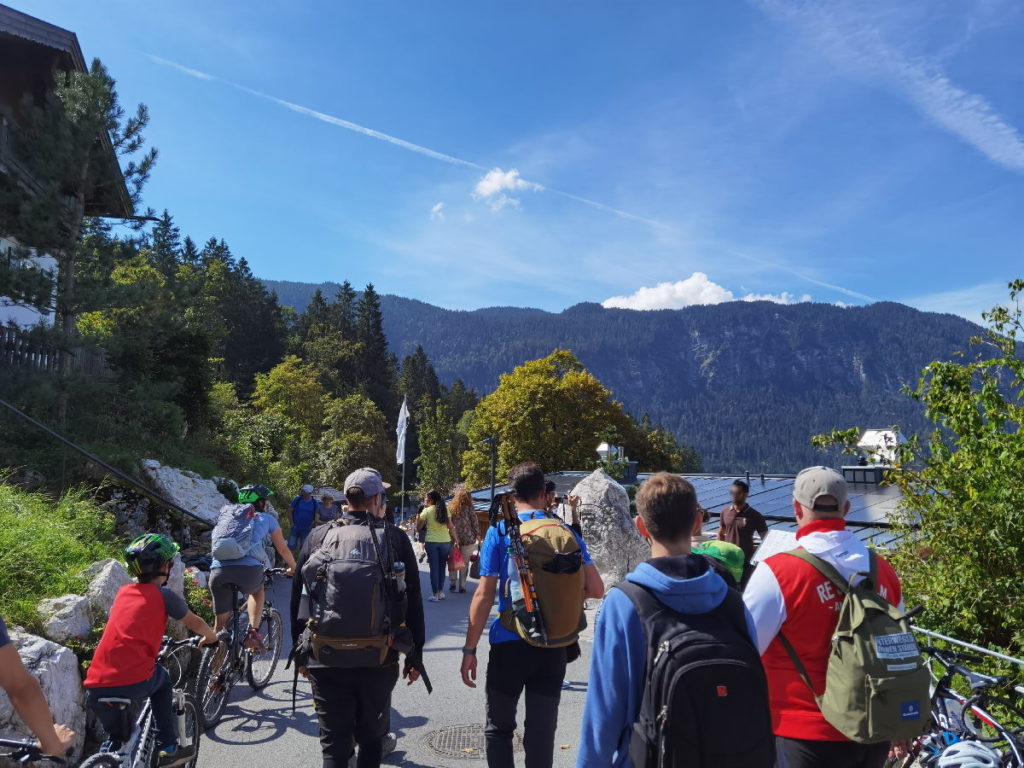 Rund um den Parkplatz geht´s auf dem Weg zum See sehr stark zu...