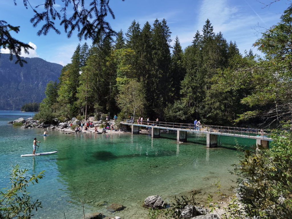 Über diese Brücke führt die Eibsee Wanderung im Wettersteingebirge