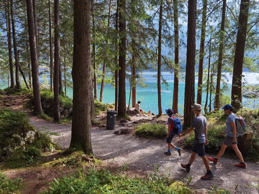 Der Eibsee Rundweg ist die beliebteste Wanderung an diesem See