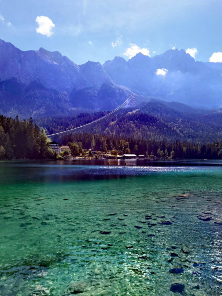 der türkisgrün schimmernde Eibsee - der meistbesuchte See im Wettersteingebirge