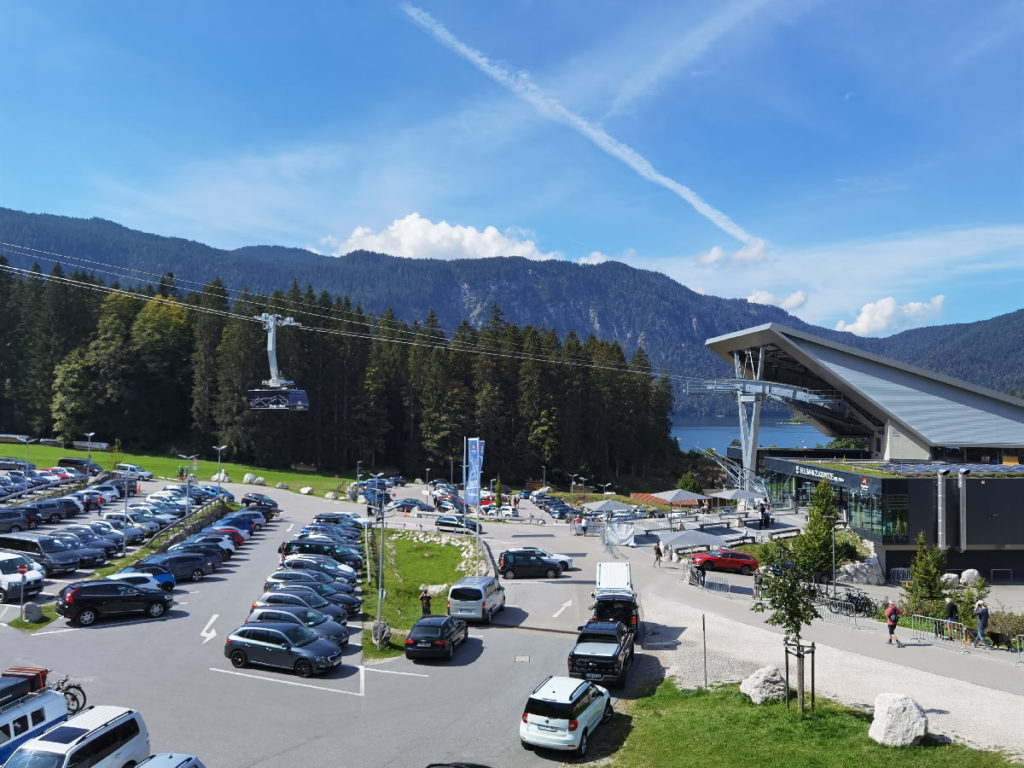 Direkt neben dem See ist die neue Talstation der Bergbahn auf die Zugspitze