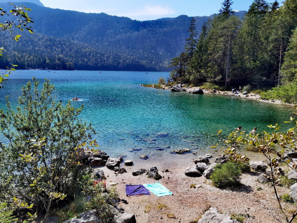 Im Eibsee baden - ist kalt aber wunderbar an den vielen wilden Badestellen