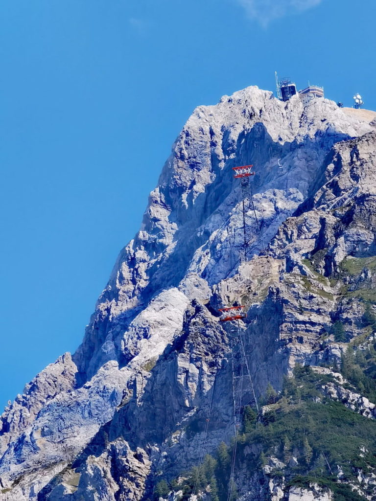 Die Zugspitze - oben die Bergstation, gesehen von der Tiroler Seite in Ehrwald