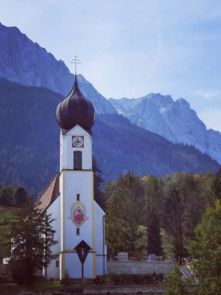 Start zum Badersee: Zu Füßen der Zugspitze in Grainau