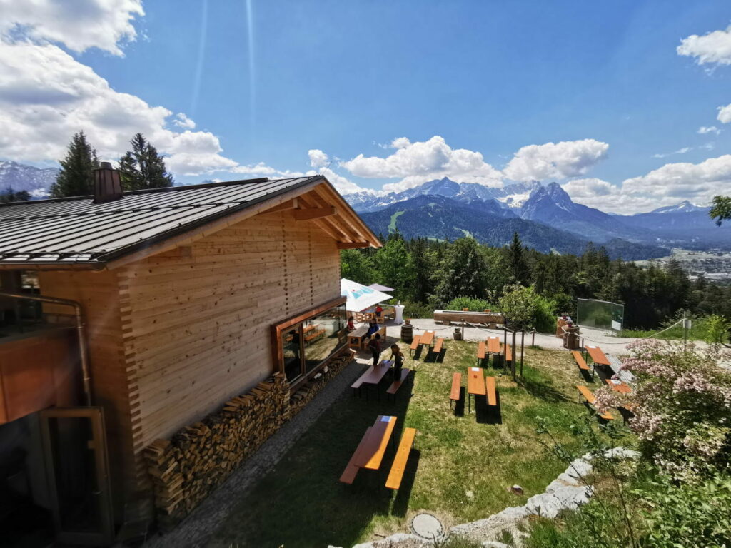 Ausblick über die Tannenhütte auf die Zugspitze im Wettersteingebirge