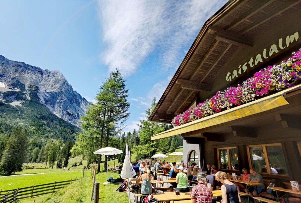 Genieße die urige Hütte im Wettersteingebirge - die Sonnenterrasse auf der Gaistalalm