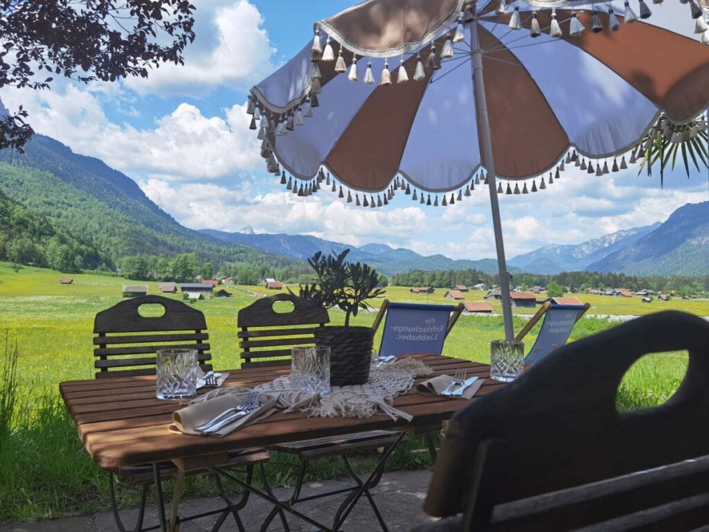 So sitzt du auf der Terrasse der Toni Alm