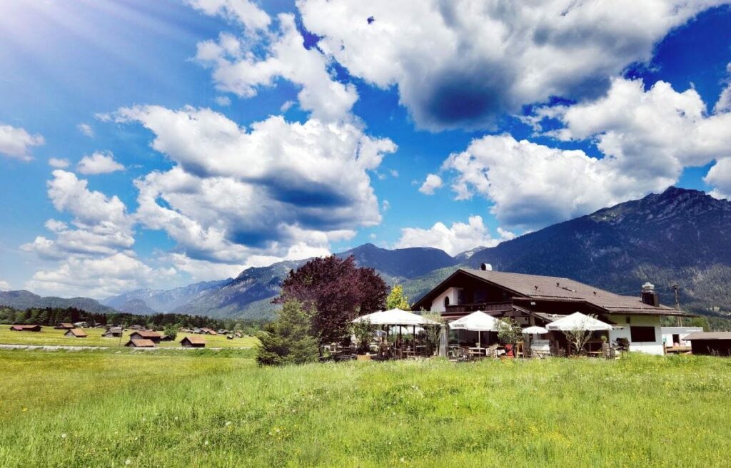 So idyllisch liegt die Toni Alm Garmisch - mit Bergblick, mitten in den Wiesen