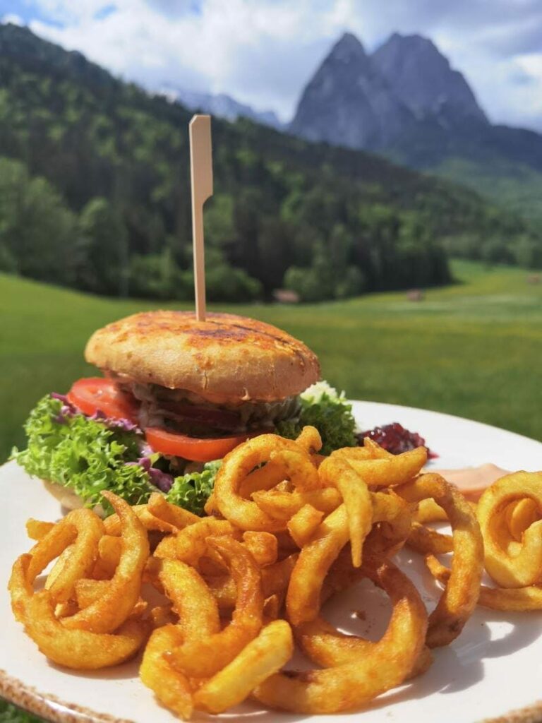 Spezialität in der Toni Alm Garmisch - der Toni Burger