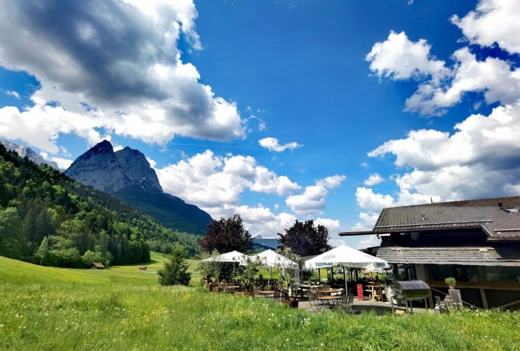 Von der Toni Alm Terasse schaust du auf den markanten Waxenstein im Wettersteingebirge