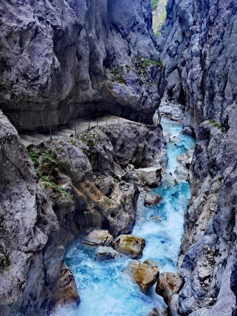 Klamm Bayern, die besonders beeindruckend ist - die Höllentalklamm am Fuße der Zugspitze