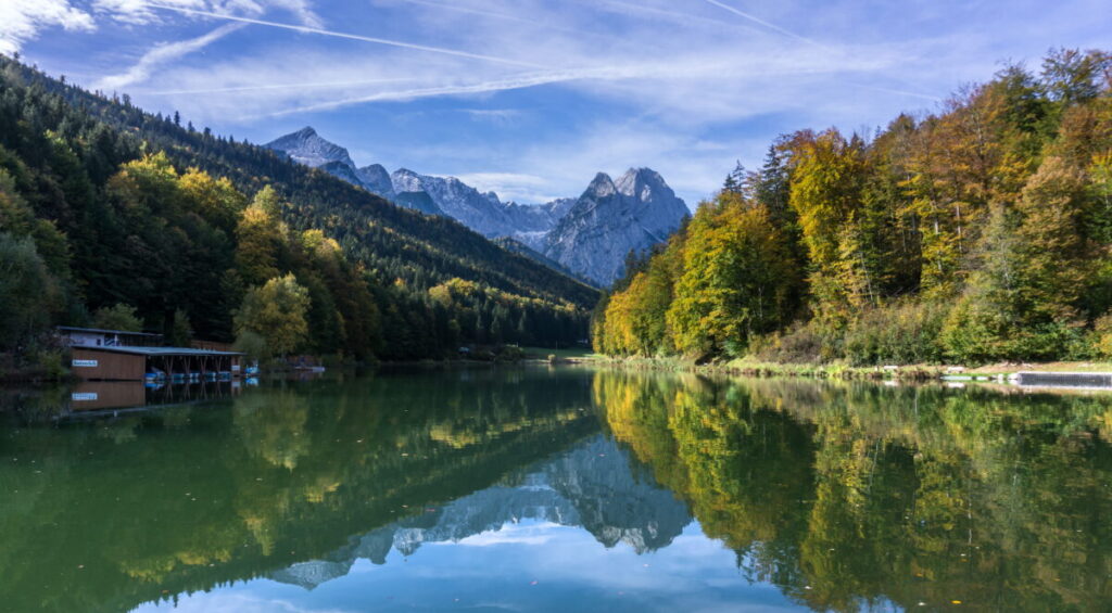 Der Riessersee mit Blick auf die Zugspitze und den Waxenstein