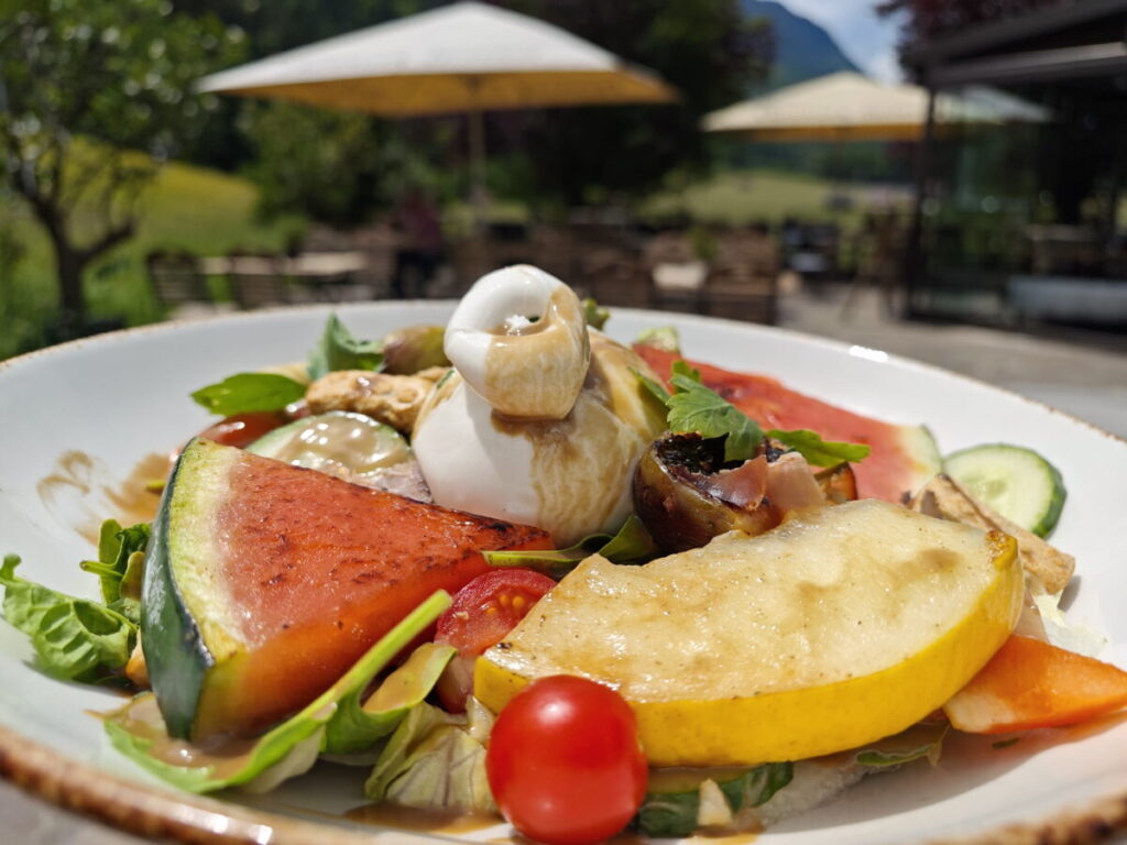 Und an warmen Tagen schmeckt der sommerliche Salat mit Melone besonders gut