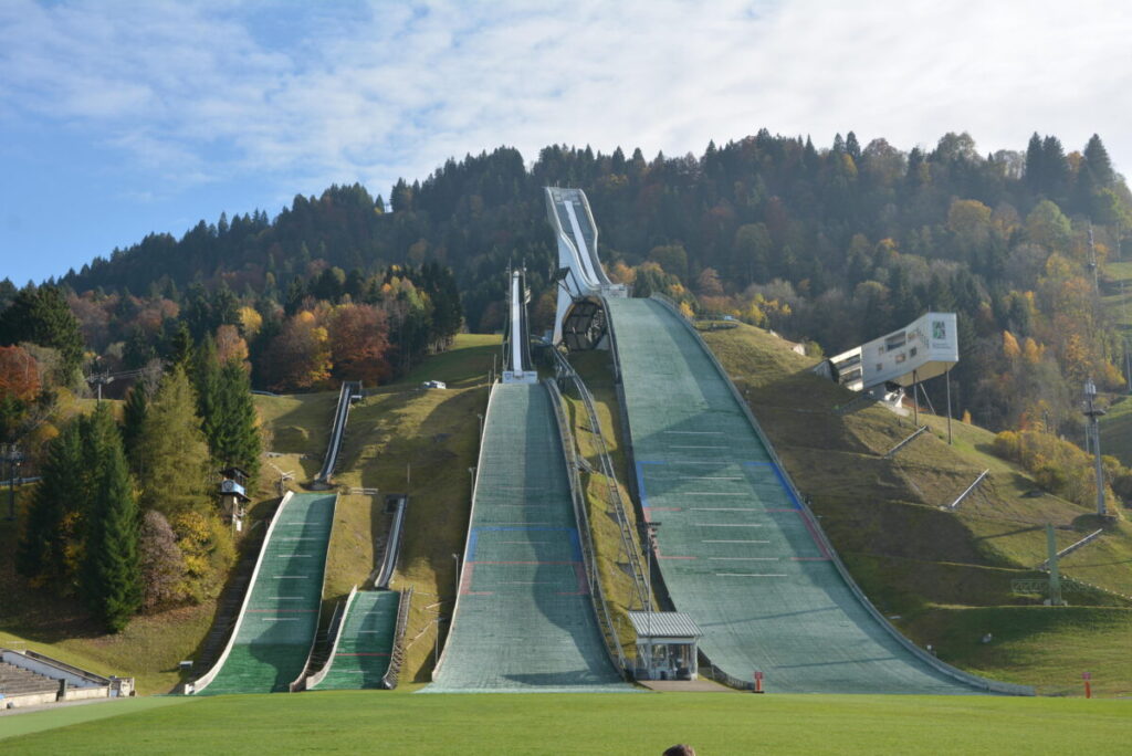 Die Skisprungschanze Garmisch Partenkichen ist am Fuße des Wettersteingebirge