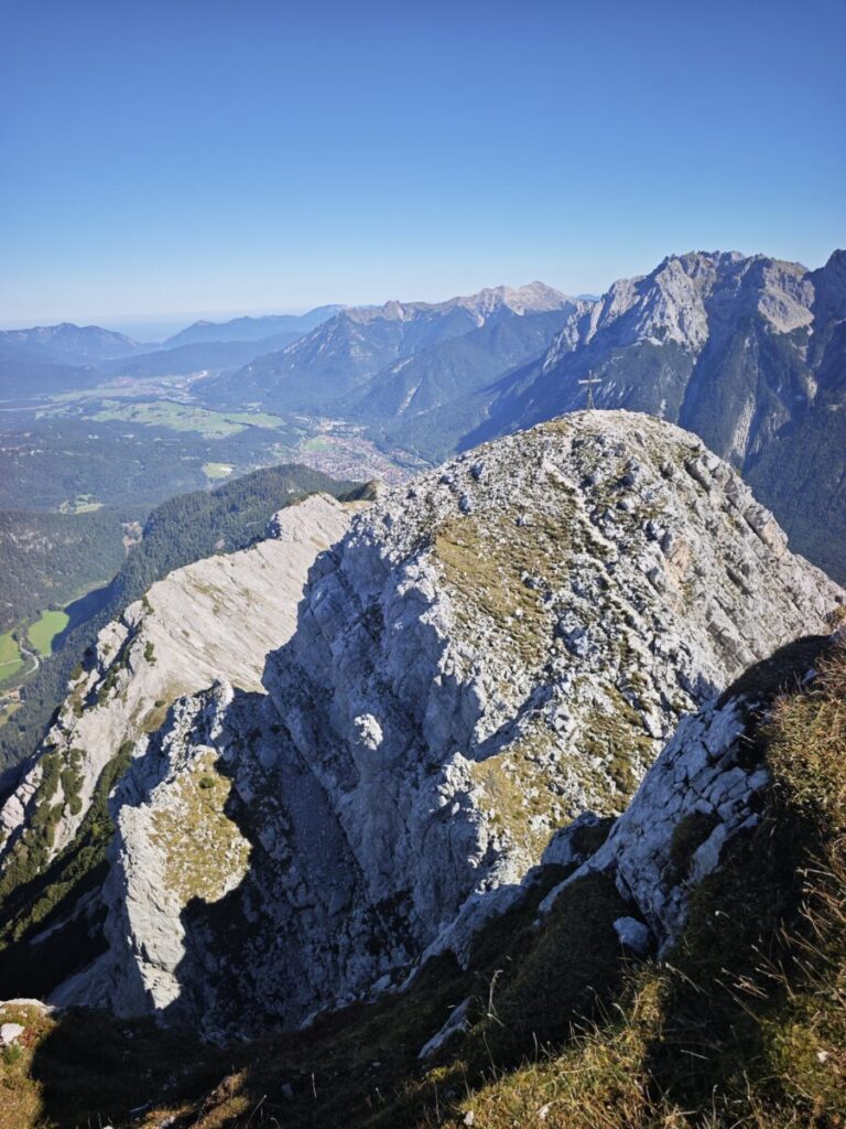 Kurios: Vom Gipfel der Großen Ahrnspitze schaust du auf das Gipfelkreuz hinunter - es steht auf einem Nebengipfel