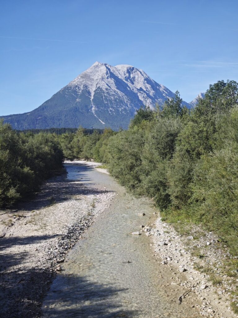 Die Leutascher Ache prägt das Bild im Leutaschtal