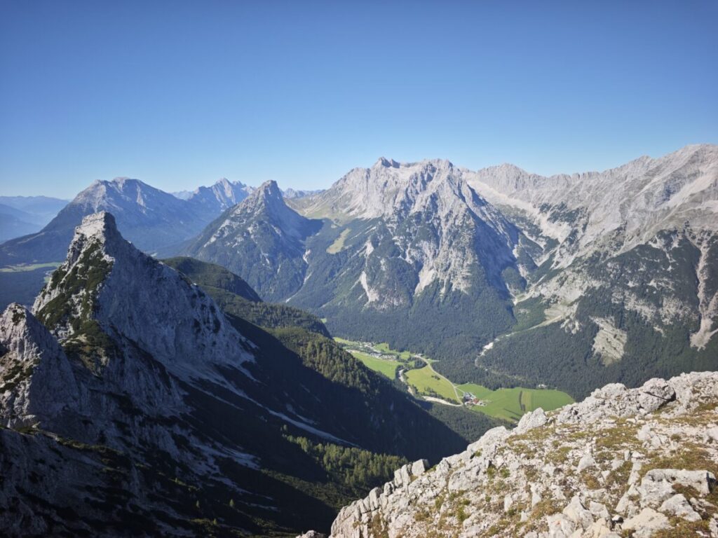 Blick ins Wettersteingebirge - unten das Leutaschtal